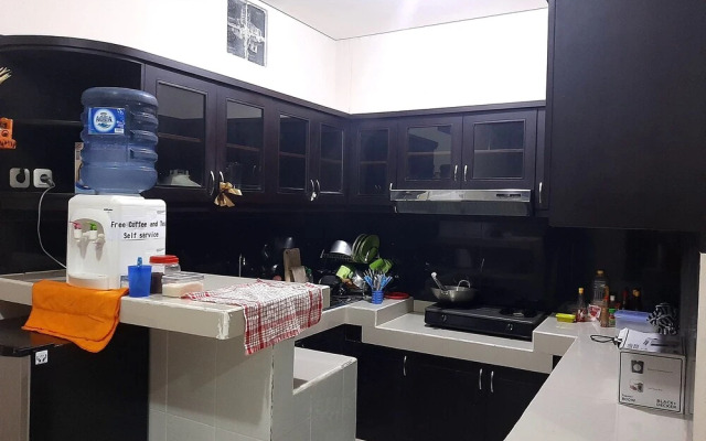Safe House Bed and Breakfast - Hostel - Adults Ony
