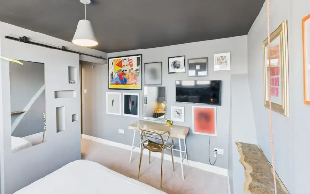 Host Stay The Artists Pad