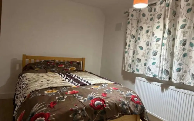 Spacious 3-bed House With car Park Near Heathrow