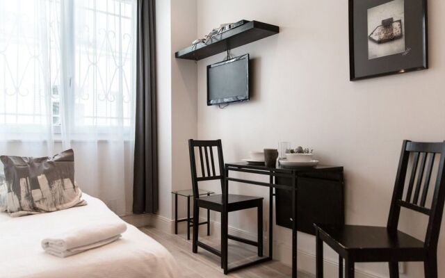 Montmartre Apartments Leo Ferre