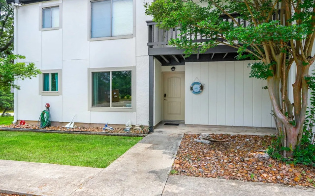 Charming Lakeside Condo - Moments to Lake Fun