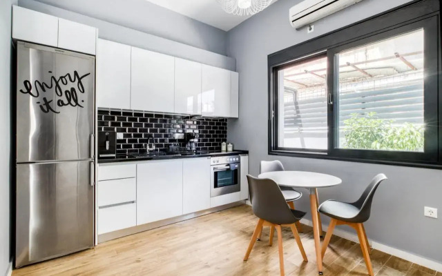Spacious flat with courtyard and private parking!
