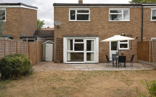 Skyvillion - Lush 2 Bed Hydean Way House & Garden