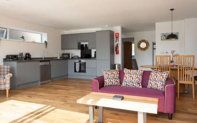 3BR Stylish Home Sea View Walk to East Wittering