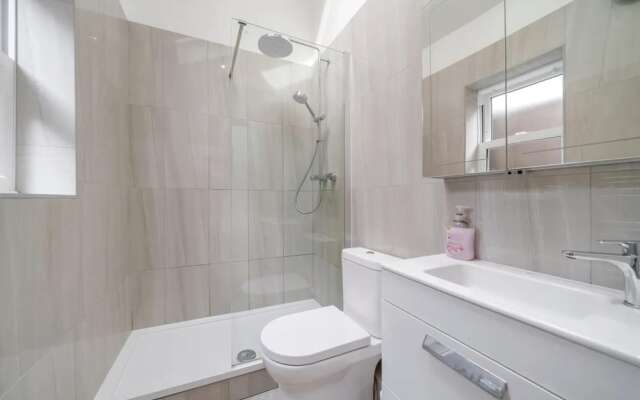 Charming Spacious 2-bed Apartment in London