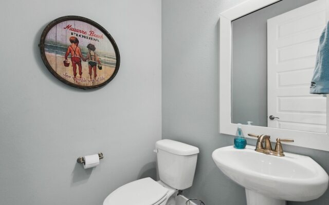 Bay Side 4 Bedroom Home by RedAwning