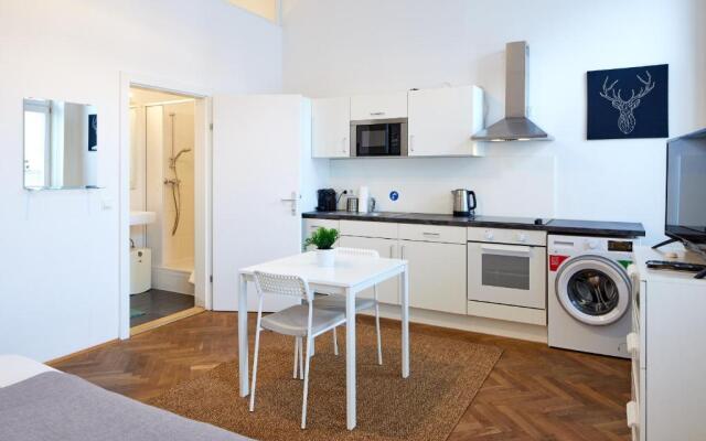Nice Studio Close To Metro III