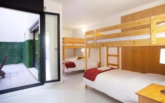 Spacious Apartment for Families Near Park Guell