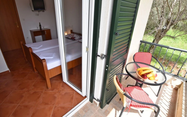 Apartments and Rooms Iva
