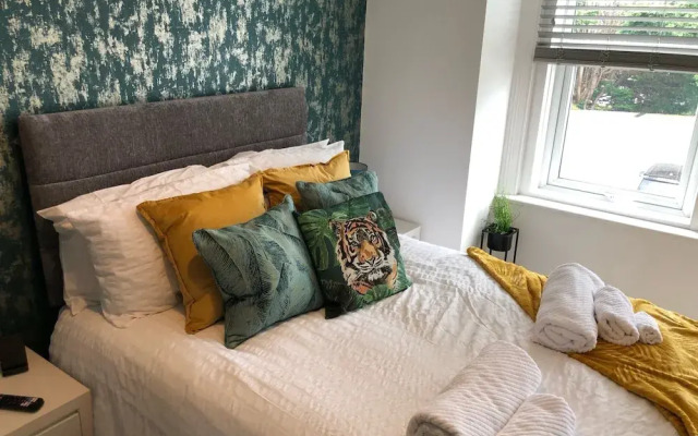 Apartmentsleeps6-balcony-freep-whiterabbitretreat