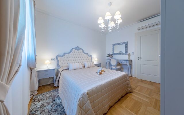 Luxury Lakefront Catullo with pool