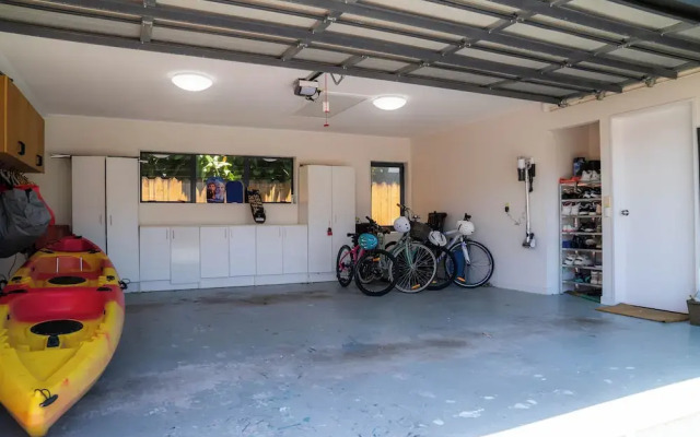 Spacious Eastern Beach Home - 1 Min From Beach!