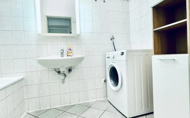 Bright 3BR Appt Steps from FAC Platz