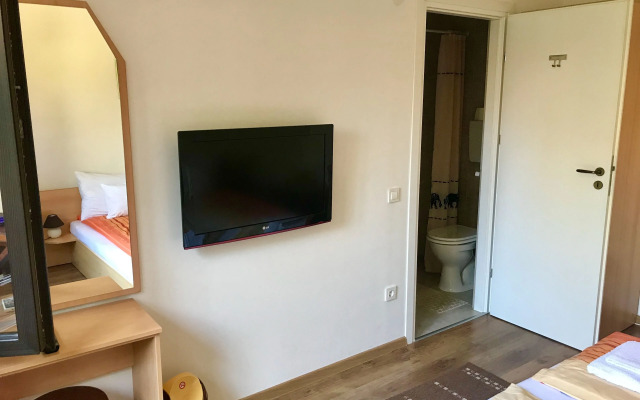 Cristi's Rooms - Pensiune