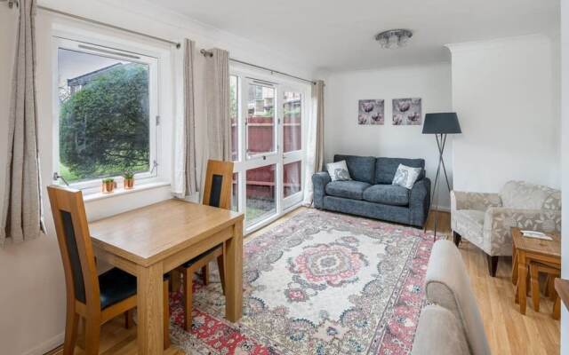 Spacious 2 bed Sleeps 5 With Parking nr Chelsea