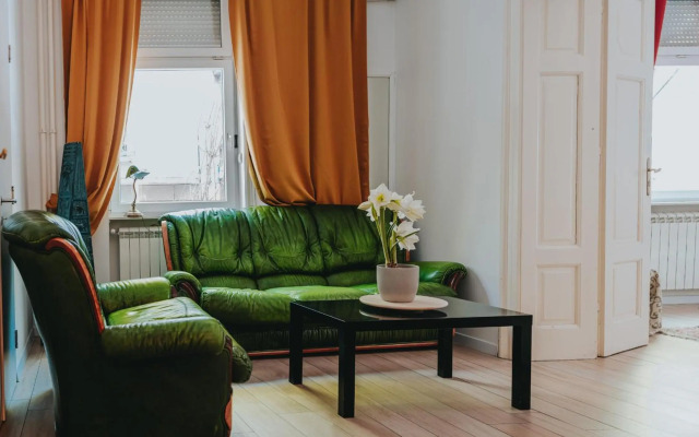 Salon Apartment in Dorcol Historical