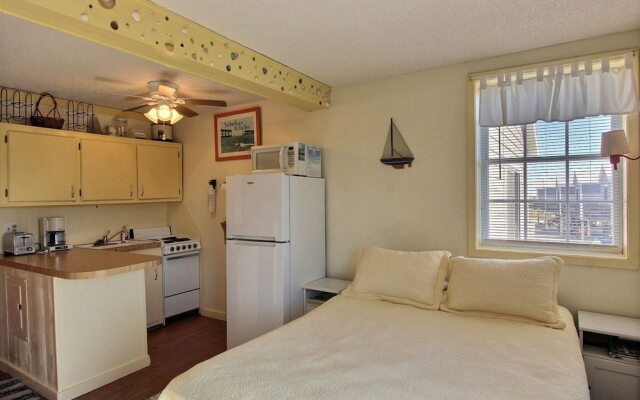 30 Stolen Moments Studio Bedroom Condo