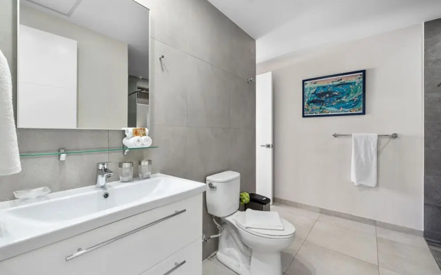 NEW Modern 1BR 1BA Gold Coast Pool GYM Tennis