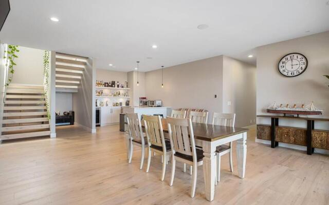 Newly Modern House w/ urban landscape of Kelowna!！