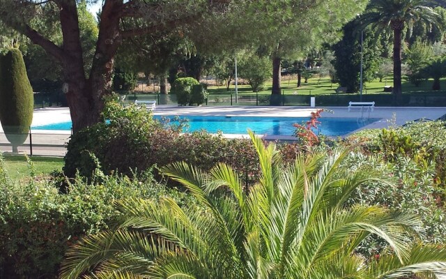 T2 Islette du Riou piscine vue golf