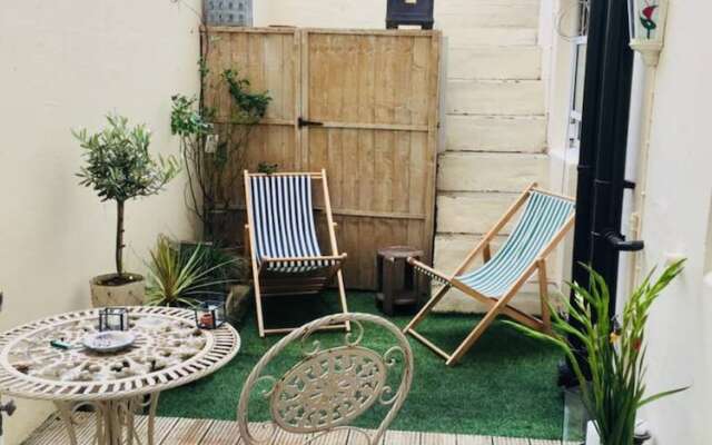 2 Bedroom Apartment Next to the Sea