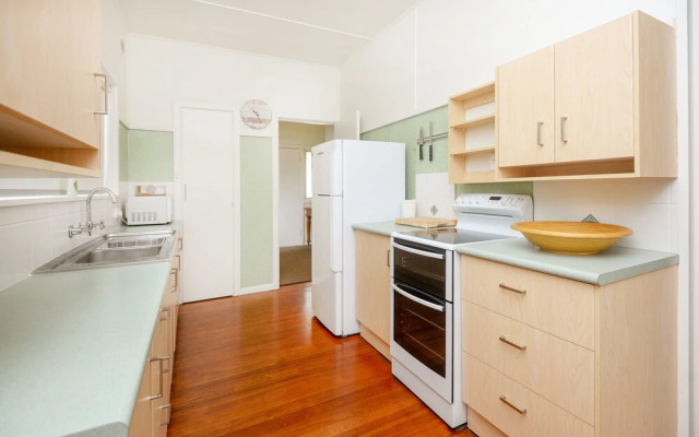 Stay on Seventh - Sawtell