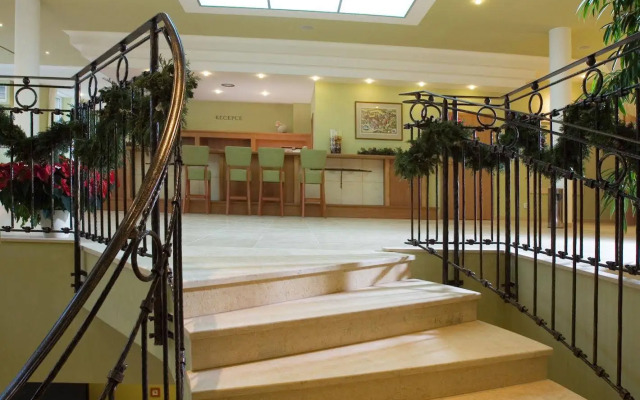 Dolce Villa Hotel