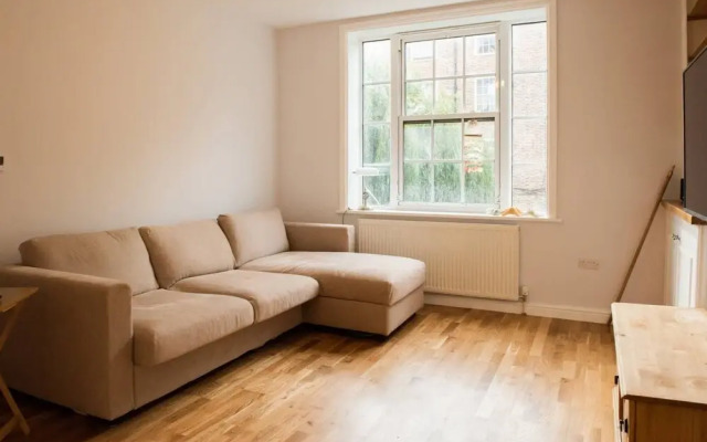 Modern 2 Bedroom Flat in Prime Waterloo Location