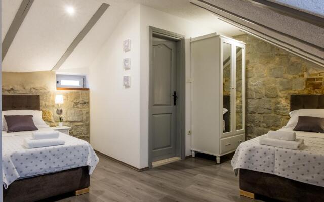 XIV Century rooms