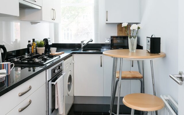 Traditional, Warm 1BR Flat in Maida Vale