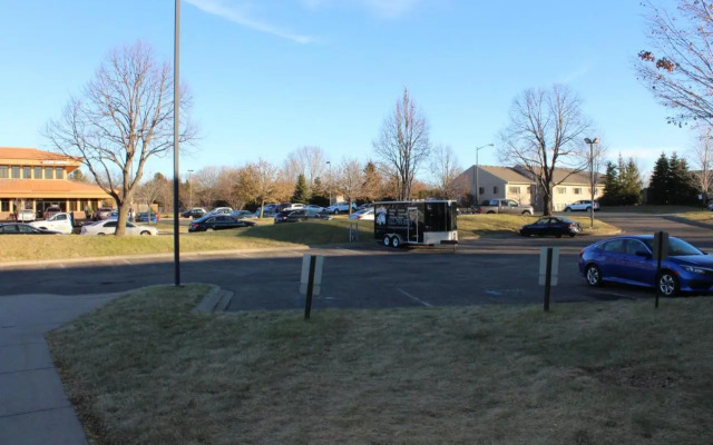 Select Inn Maple Grove
