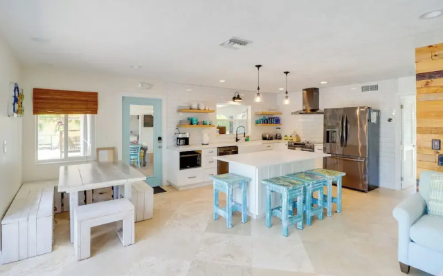 Walk to Beach: Waterfront Home in Marathon!