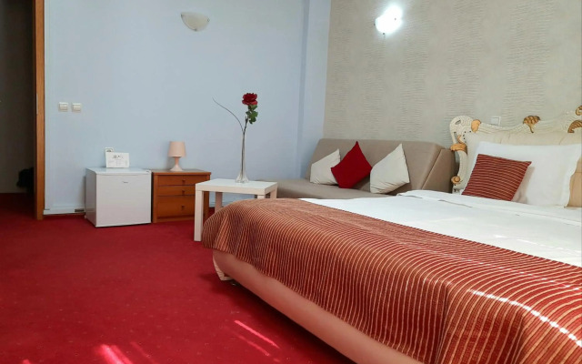 Hotel Aristocrat & Fish Restaurant