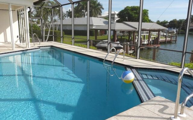 Unique Waterfront Home With Pool, spa and Guesthouse