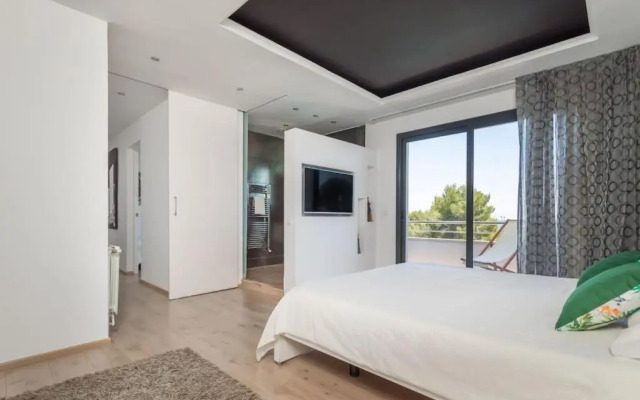 Moderna villa con piscina y amplio jardín