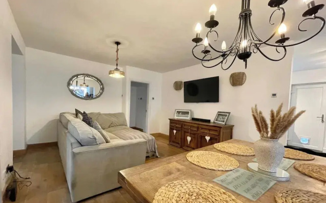 4 Bedroom House, Sleeps 8- Hot Tub, Pets, Parking