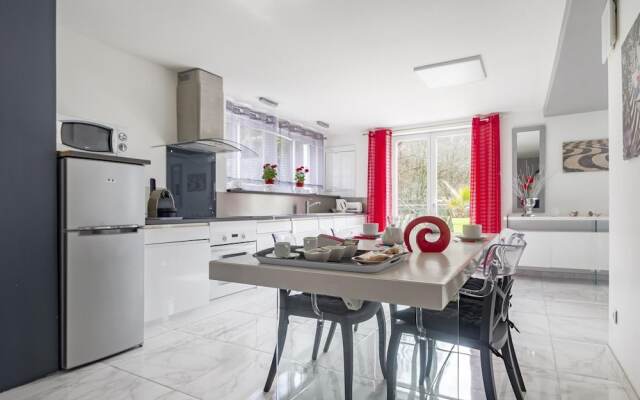 Panoramic White House Suite in Tulle