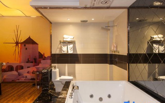 Sherlock Crystal Hotel