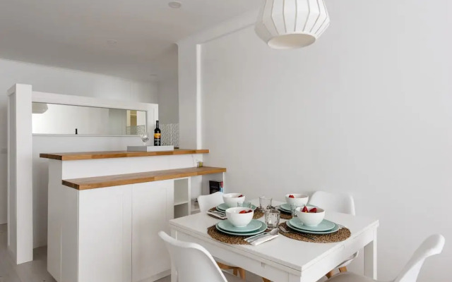 Light-Filled Apt, w/ Free Pick-Up By TimeCooler