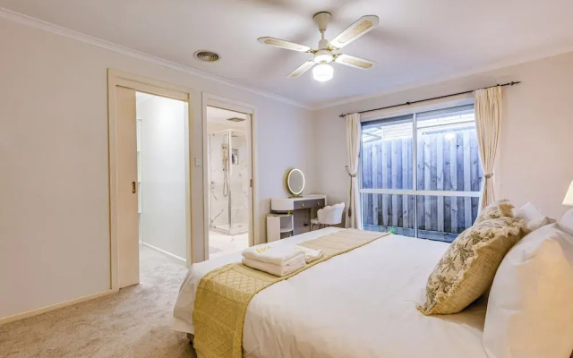 StayAU 4BR Lakeside Retreat in Seabrook