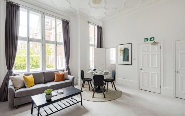 The Pavilion Road Suite Next to Sloane Square