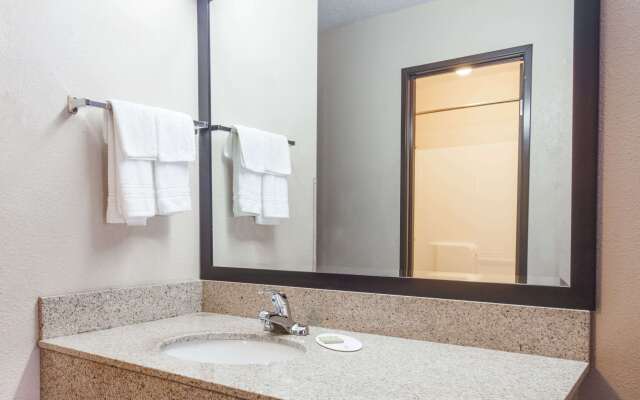 Super 8 by Wyndham Carrollton