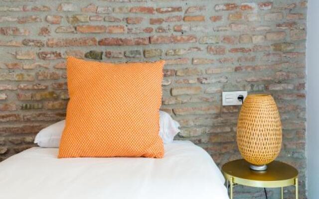 Te1A-El Teatro Brick Wall Suite Prime Location