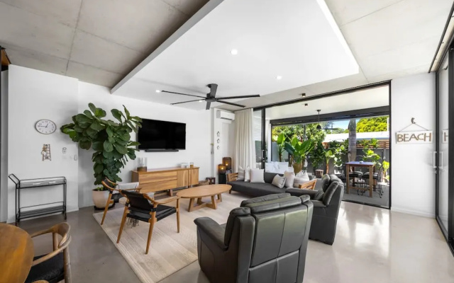 Spacious 3-bedroom Retreat With BBQ and Pool – Lobby – Coolum Beach