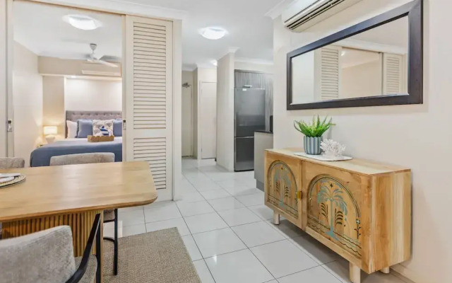 Cairns 2BR Palms Stay Top Floor Pool View