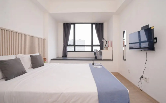 Fully Furnished and Homey Studio Collins Boulevard Apartment