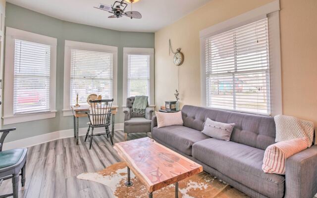 Bright Texas Retreat Near Pleasure Pier & Beach!