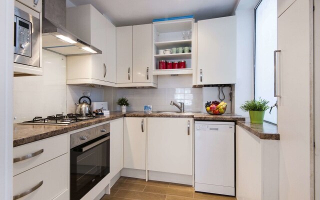 Stunning  Queensway Apartment - SGS