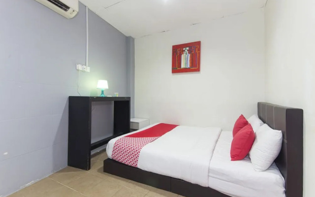 OYO 304 Zero Hour Hotel