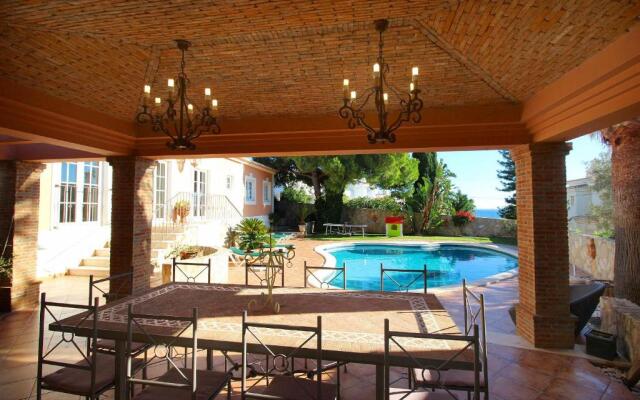 Casa Bruella - Walk to beach Pool WiFi and BBQ